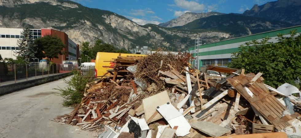Discarica abusiva con rifiuti pericolosi a Trento nord, sequestrata un'area di 700 metri quadri
